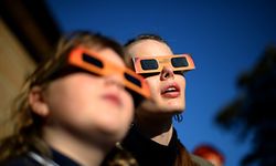 Die Spezial-Sonnenbrillen für die Sonnenfinsternis sind Mangelware. 