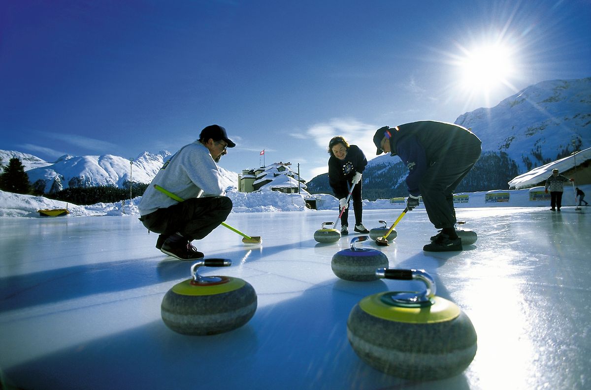 'Rolling Stones' in St. Moritz: Seit 1881 finden im Curling-Center 'Al Parc' beim Kulm-Hotel auf 8 bis 16 Natureis-Rinks täglich Trainings und Turniere statt. 