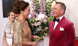 28.09.2021, Großbritannien, London: Kate (l), Herzogin von Cambridge, spricht mit Daniel Craig, Schauspieler aus Großbritannien, bei ihrer Ankunft zur Weltpremiere des neuen James Bond Films «No Time To Die» in der Royal Albert Hall. - recrop Foto: Chris Jackson/PA Wire/dpa +++ dpa-Bildfunk +++