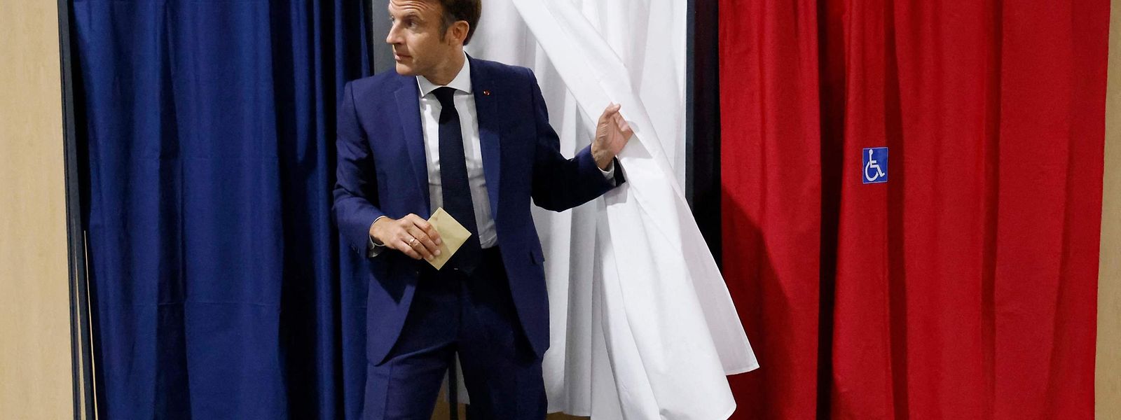 Emmanuel Macron verlässt die Wahlkabine in Le Touquet in Nordfrankreich.