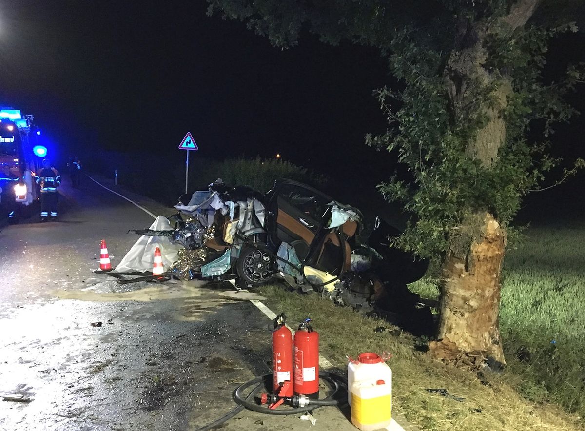 Das Fahrzeug wurde beim Aufprall regelrecht zerfetzt.