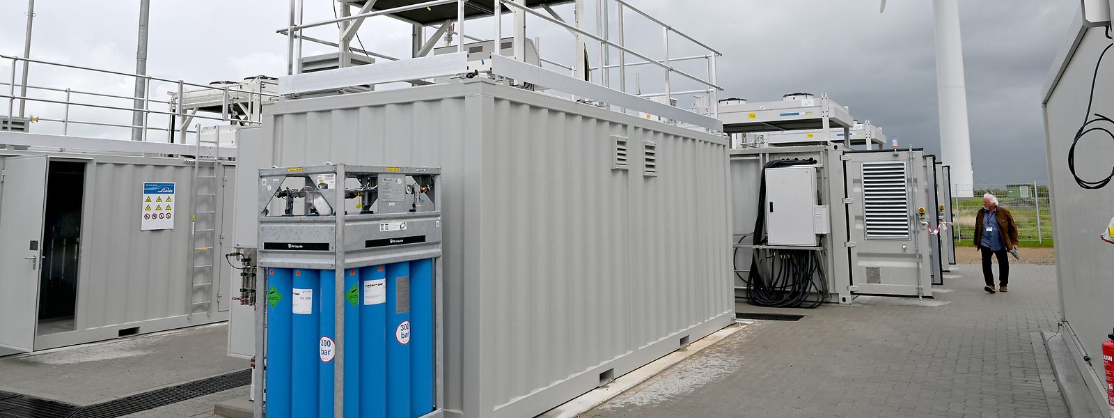 Schleswig-Holstein, Bosbüll: Blick auf eine neue Wasserstoff-Produktionsanlage des größten deutschen Wasserstoffmobilitätsprojekts eFarm.