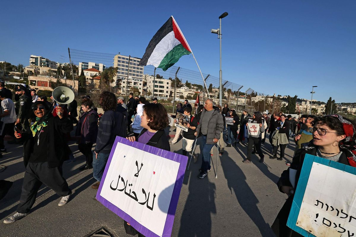 Im von Israel abgetrennten Ostjerusalemer Stadtteil Sheikh Jarrah demonstrieren Menschen gegen die Vertreibung von Palästinensern aus ihren Häusern. 