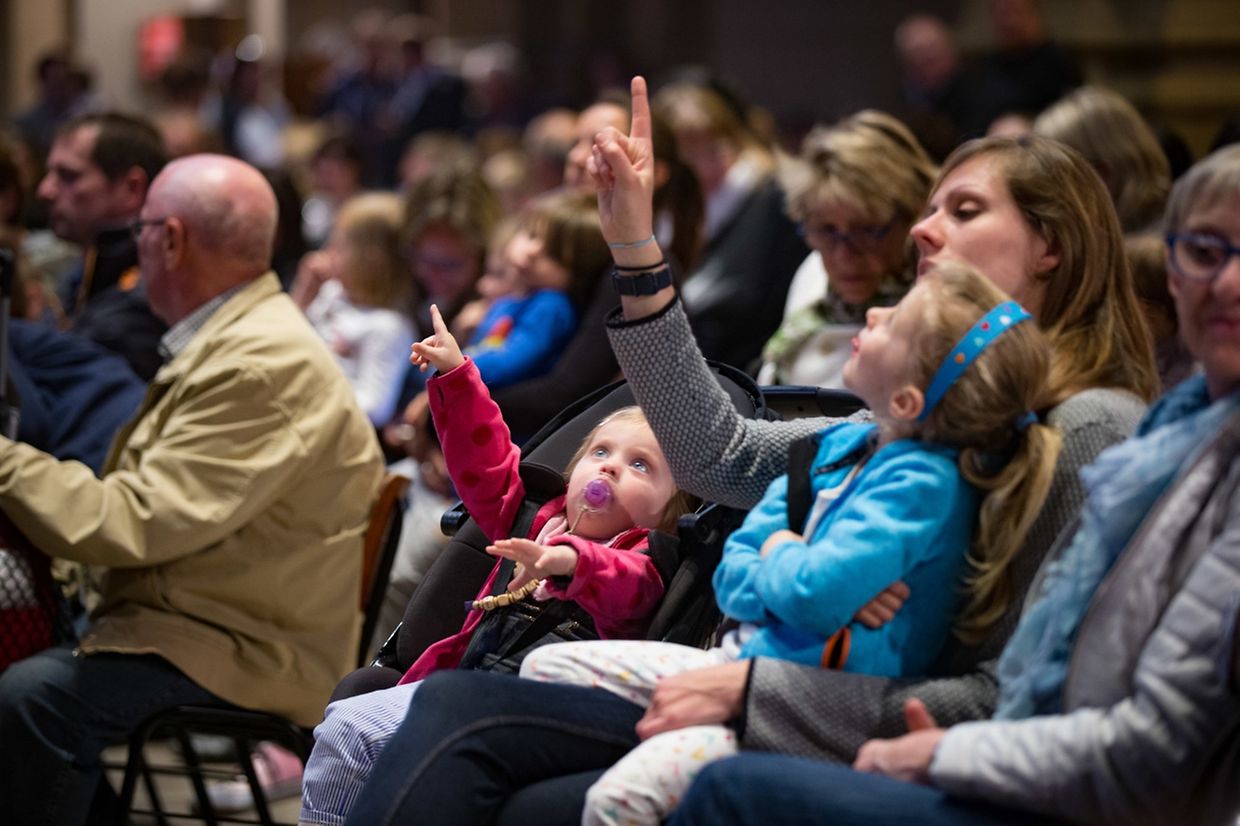 Andacht mit Segnung der Kinder und Eltern.