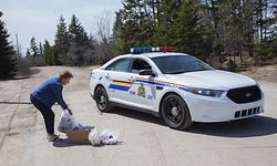 PORTAPIQUE, NS - APRIL 20: Local resident Juanita Corbett delivers food and drinks to police on Portapique Beach Road after Sunday's deadly shooting rampage on April 20, 2020 in Portapique, Nova Scotia Canada. RCMP were blocking access to the road as authorities continue to investigate Canada's worst mass killing. Seventeen people including the gunman died during the rampage, some of which took place in homes along Portapique Beach Road and was scattered through several rural communities in the Maritime provinces.   Tim Krochak/Getty Images/AFP
== FOR NEWSPAPERS, INTERNET, TELCOS & TELEVISION USE ONLY ==