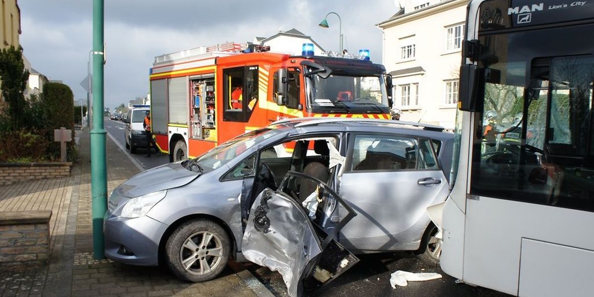 Le conducteur de la voiture est resté pris au piège, dans l'habitacle.