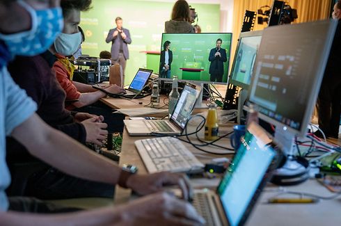 02.05.2020, Berlin: Annalena Baerbock (auf dem Bildschirm l), Bundesvorsitzende von Bündnis 90/Die Grünen, und Robert Habeck (auf dem Bildschirm r), Bundesvorsitzender von Bündnis 90/Die Grünen, eröffnen in der Grünen-Parteizentrale den Online-Parteitag der Grünen zur Corona-Krise. Es ist der erste Parteitag auf Bundesebene der Grünen, der online durchgeführt wird. Der Bundesvorstand will der Partei die Möglichkeit geben, sich über die Corona-Krise und ihre Folgen auszutauschen. Foto: Kay Nietfeld/dpa +++ dpa-Bildfunk +++