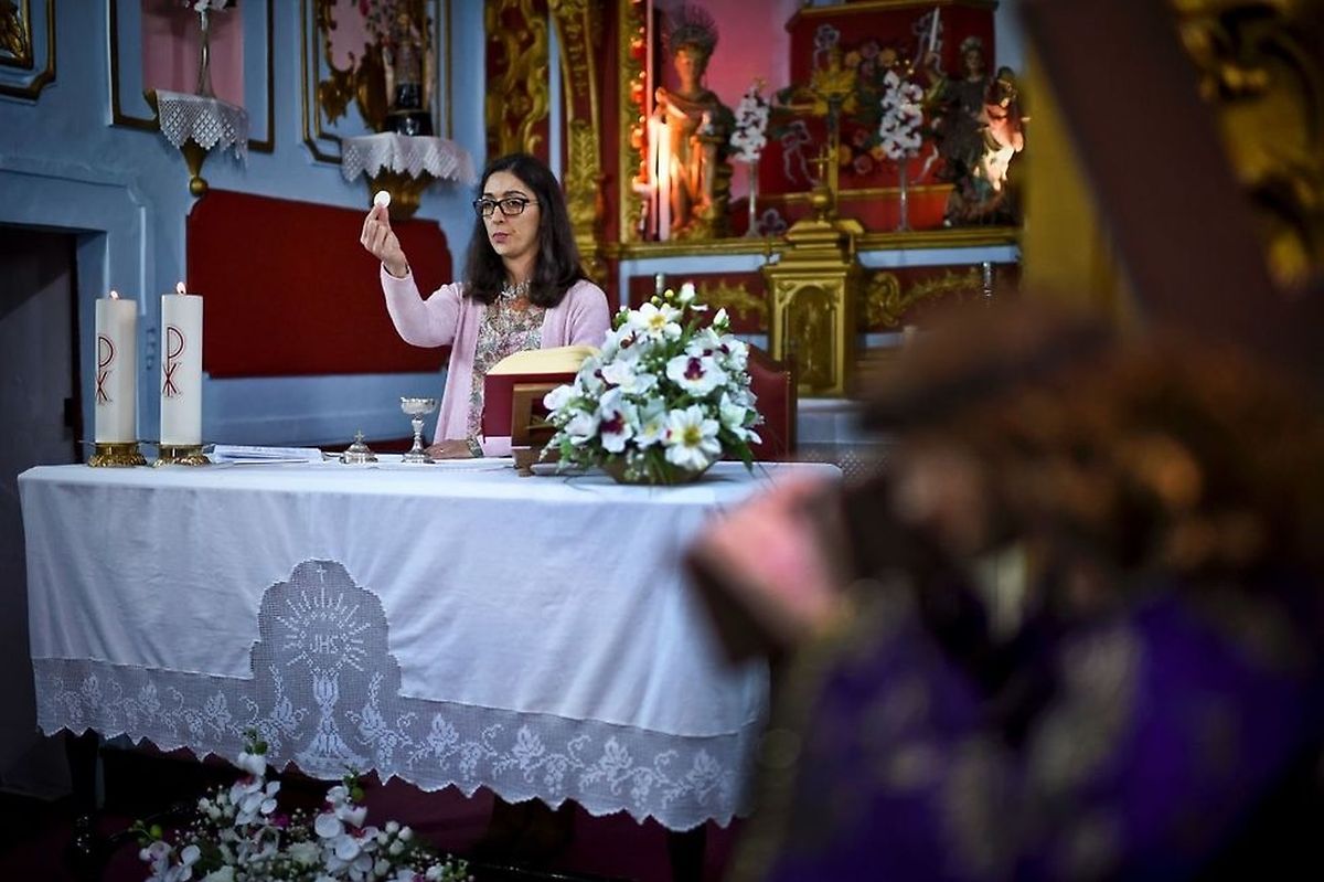Sílvia Campos, 38 anos, é psicóloga num lar de terceira idade. Enquanto diaconisa, sobe ao altar da igreja de Motrinos, em Reguengos de Monsaraz, para o serviço religioso.