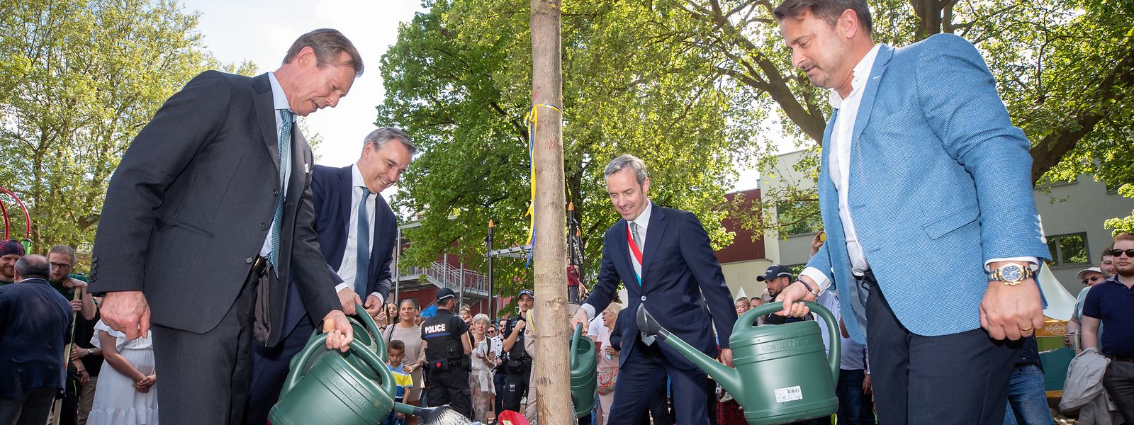 Großherzog Henri, Premierminister Xavier Bettel (r.), Bildungsminister Claude Meisch und der Escher Bürgermeister Georges Mischo (2.v.r.) pflanzten einen Friedensbaum.