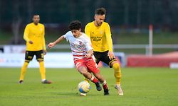 Lucas Correia (Fola - 20) - Mario Pokar (F91 - 22) / Fussball BGL Ligue Luxemburg, 18. Spieltag Saison 2020-2021 / 14.04.2021 / CS Fola Esch - F91 Düdelingen / Stade Émile Mayrisch / Foto: Yann Hellers