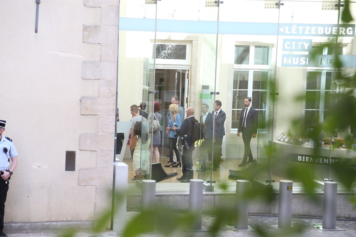 Gauthier Destenay, Brigitte Macron et Amélie Derbaudrenghien se promènent à Luxembourg