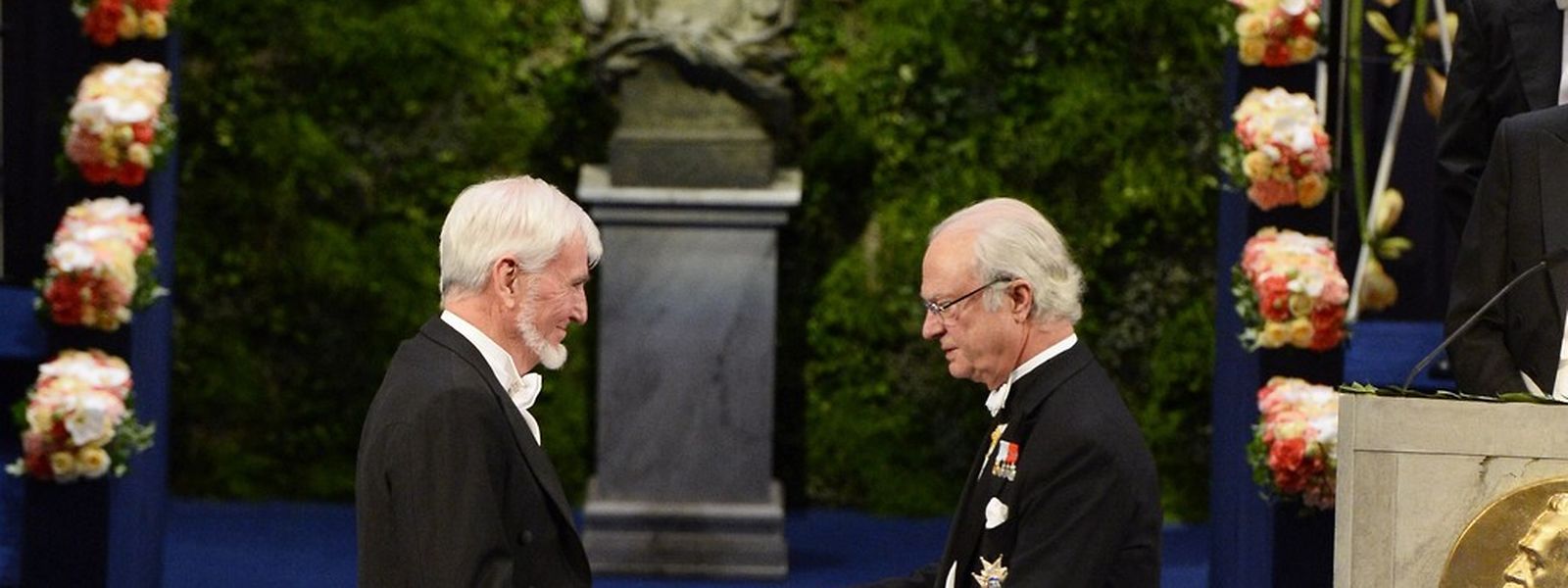 Traditionell überreicht der schwedische König Carl Gustav die Preise (hier an John O'Keefe).