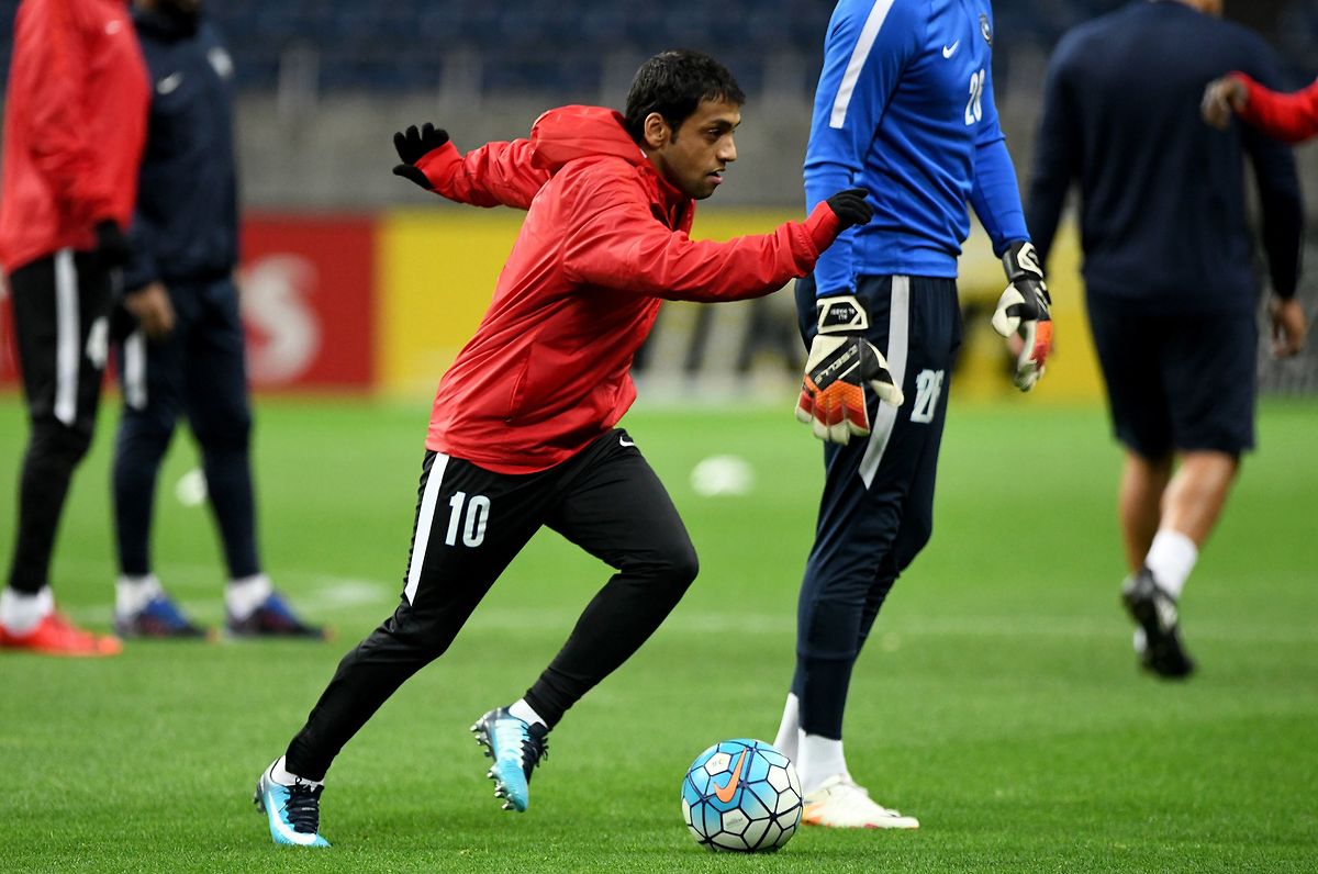 Saudi Arabia's club team Al-Hilal midfielder Mohammed Al Shalhoub (C) dribbles the ball during their official training session, one day before the AFC Champions League football final in Saitama on November 24, 2017. Urawa Reds will be favourites to exorcise Japan's Asian Champions League demons when they host Saudi Arabia's Al Hilal in the second leg of the final on November 25. / AFP PHOTO / Toshifumi KITAMURA