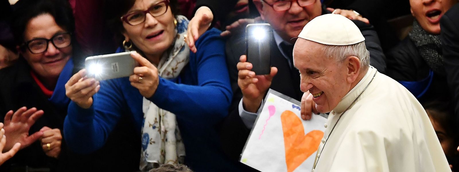 Papst Franziskus schüttelt die Hände von Gläubigen (20. Februar 2019).