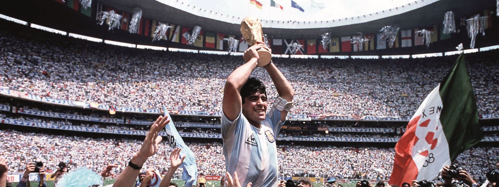 Diego Maradona reißt den WM-Pokal in die Höhe.