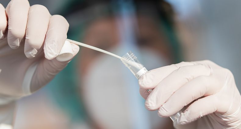 Mais de 44% dos novos casos de infeção das pessoas com vacinação completa dizem respeito a uma mutação da variante.