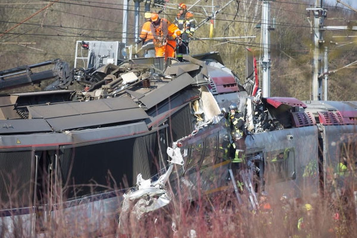 La raison pour laquelle le conducteur n'a pas tenu compte du signal fixe avancé et n'a pas freiné son train demeure un gros point d'interrogation, à ce stade de l'enquête.