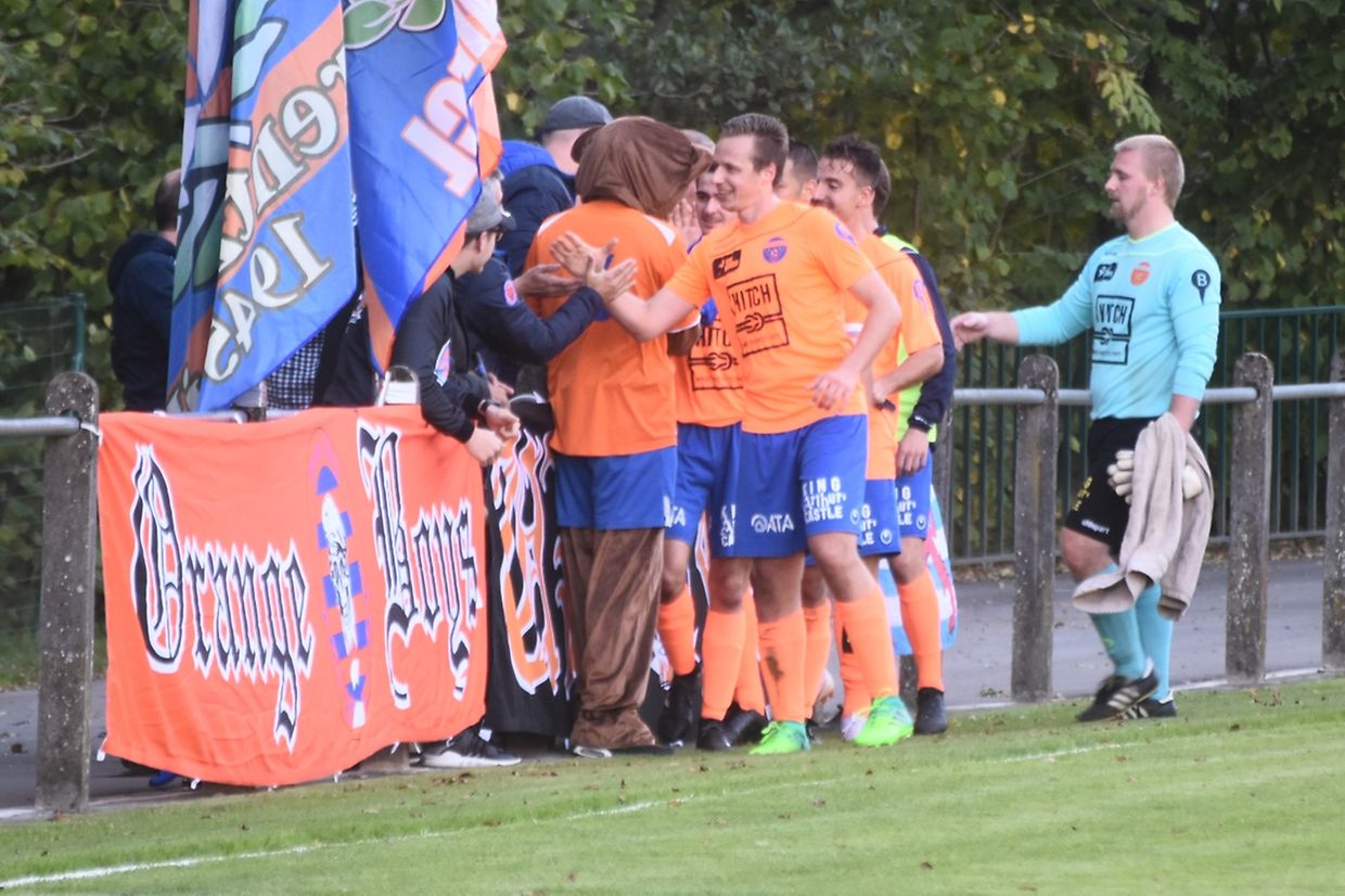 Les joueurs de Lorenzweiler savourent leur succès avec leurs suppoerters.