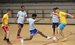 In Deutschland lebende Flüchtlinge beim gemeinsamen Kick.