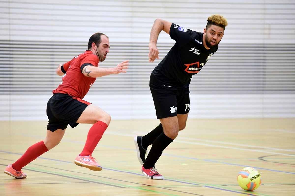 Antonio Javier (Münsbach) échappe à la vigilance d'Abilio Costa (US Esch)