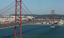 Pormenor da ponte 25 de Abril em Lisboa.