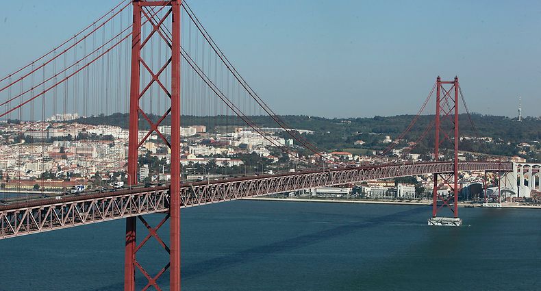 Pormenor da ponte 25 de Abril em Lisboa.
