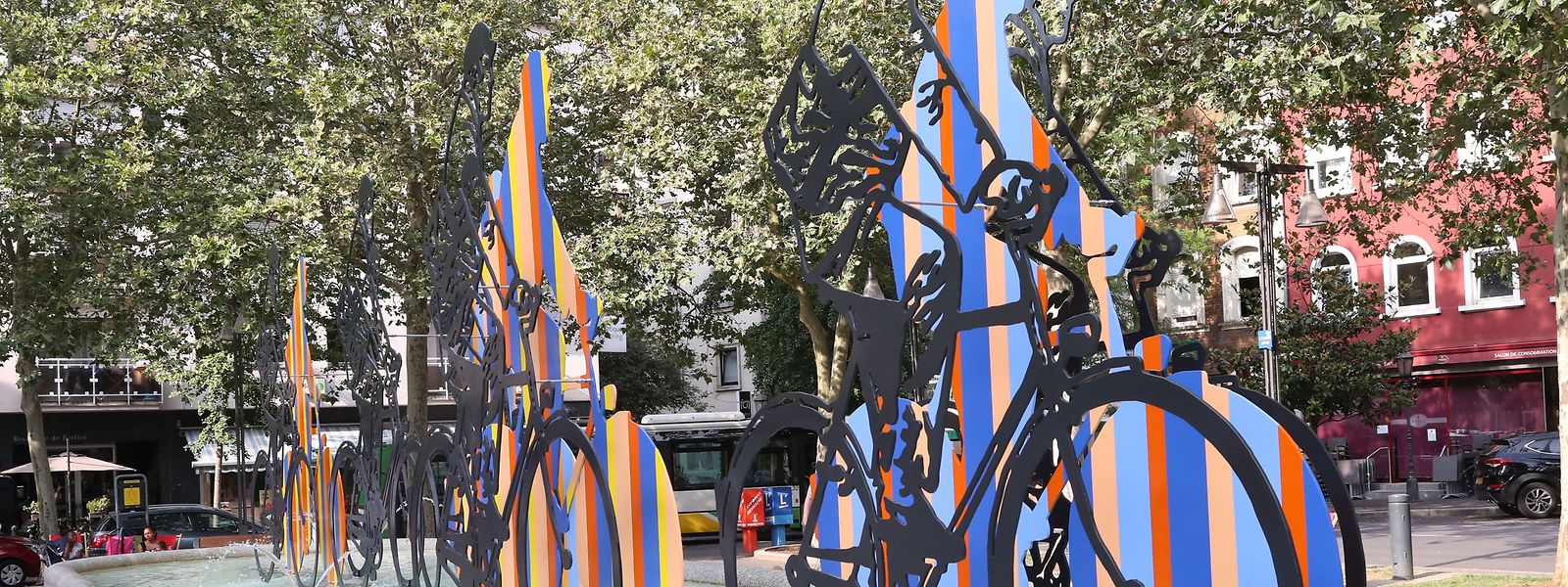 Die Stahlskulptur vor dem Rathaus erinnert an den Tross der Radfahrer, der einst bei Schichtschluss das Stadtbild prägte. 