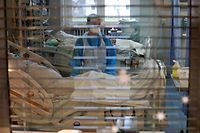 ARCHIV - 22.01.2021, Mecklenburg-Vorpommern, Rostock: Eine Pflegekraft steht im Infektionszimmer für Covid-19-Patienten im künstlichen Koma auf der Interdisziplinären internistischen Intensivtherapiestation (ITS) der Universitätsmedizin Rostock. Die Auslastung der Kliniken mit Corona-Patienten steigt weiter. Die Universitätsklinik Rostock will nun eine weitere Covid-Normalstation eröffnen.      (zu dpa Wachsende Auslastung der Kliniken in Mecklenburg-Vorpommern») Foto: Bernd Wüstneck/dpa-Zentralbild/dpa +++ dpa-Bildfunk +++