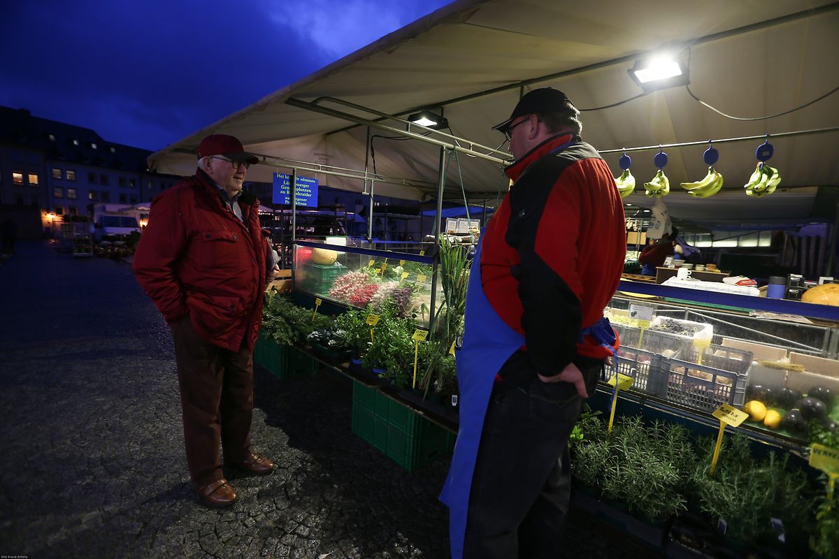 25.10.2017 Luxembourg, ville, Knuedler, place Guillaume, Wochenmarkt sehr früh am Morgen photo Anouk Antony