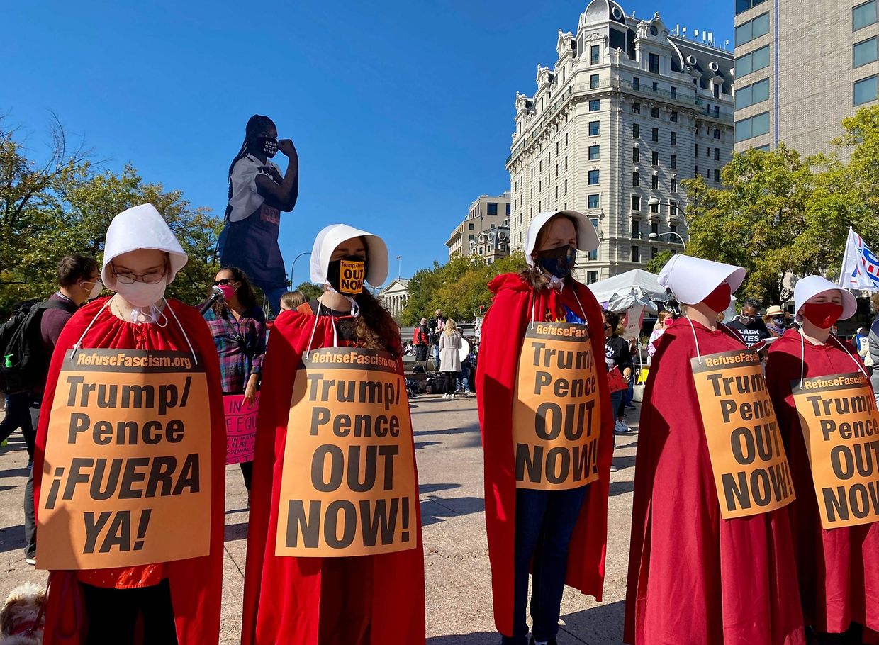 Manifestantes na Marcha das Mulheres de 17 de outubro de 2020 contra a nomeação de Amy Coney Barrett's para o Supremo Tribunal. 