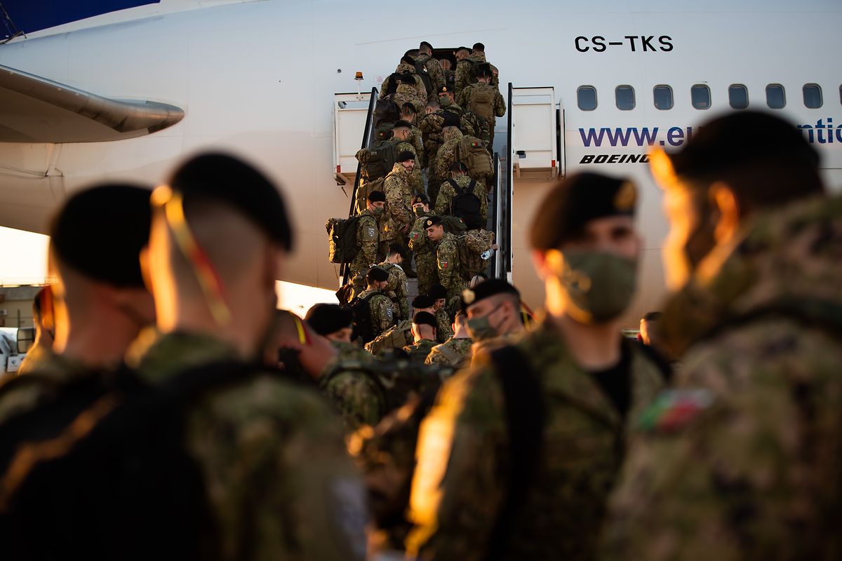 Militares dirigem-se para o avião após a cerimónia de partida, no Aeroporto de Figo Maduro, em Lisboa