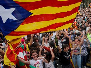 Parlamento catalão declara independência unilateral