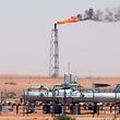 ARCHIV - 24.06.2008, Saudi-Arabien, Riad: Technische Anlagen stehen auf dem Khurais-Ölfeld, das rund 160 Kilometer von Riad entfernt liegt. Die Runde der «Opec+» will über die aktuell schwierige Lage auf dem Energie- und Ölmarkt beraten. Das Treffen findet am 09.04.2020 in Form einer Videokonferenz statt. Foto: Ali Haider/EPA/dpa +++ dpa-Bildfunk +++
