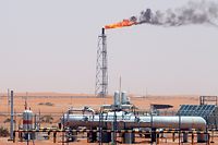 ARCHIV - 24.06.2008, Saudi-Arabien, Riad: Technische Anlagen stehen auf dem Khurais-Ölfeld, das rund 160 Kilometer von Riad entfernt liegt. Die Runde der «Opec+» will über die aktuell schwierige Lage auf dem Energie- und Ölmarkt beraten. Das Treffen findet am 09.04.2020 in Form einer Videokonferenz statt. Foto: Ali Haider/EPA/dpa +++ dpa-Bildfunk +++