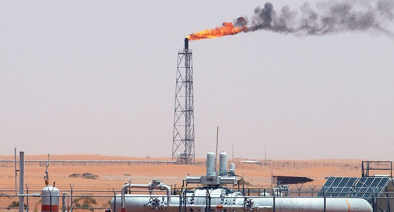 ARCHIV - 24.06.2008, Saudi-Arabien, Riad: Technische Anlagen stehen auf dem Khurais-Ölfeld, das rund 160 Kilometer von Riad entfernt liegt. Die Runde der «Opec+» will über die aktuell schwierige Lage auf dem Energie- und Ölmarkt beraten. Das Treffen findet am 09.04.2020 in Form einer Videokonferenz statt. Foto: Ali Haider/EPA/dpa +++ dpa-Bildfunk +++