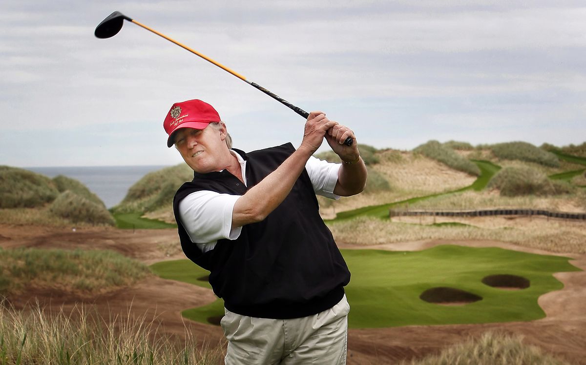 Trump im Jahr 2011 beim Golfen in Schottland.