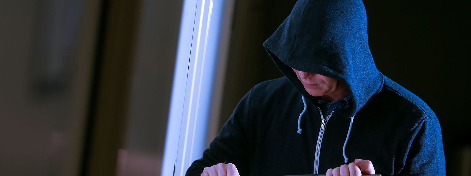 Der Mann hatte sich über die Balkontür Zugang zur Wohnung verschafft. 