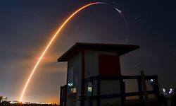 14.03.2023, USA, Cocoa Beach: Eine Rakete der Raumfahrtfirma SpaceX vom Typ Falcon 9 startet für die NASA mit einem «Dragon»-Frachter zur Internationalen Raumstation (ISS) von der Rampe 39A des Kennedy Space Centers, fotografiert vom Lori Wilson Park in Cocoa Beach. Foto: Malcolm Denemark/Florida Today/AP/dpa - ACHTUNG: Nur zur redaktionellen Verwendung und nur mit vollständiger Nennung des vorstehenden Credits +++ dpa-Bildfunk +++
