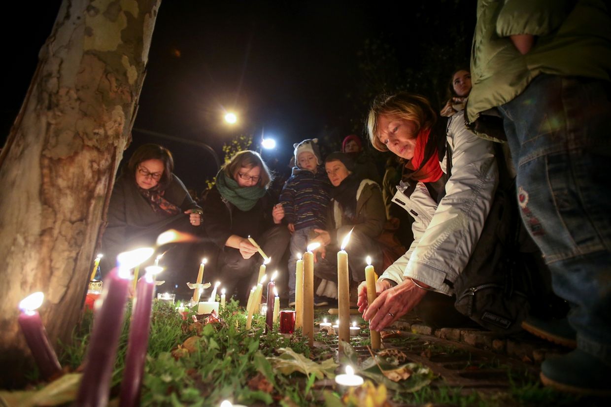 Gedenken an die Opfer der Attentate von Paris auf der Place de Paris in Luxemburg (15. November 2015).