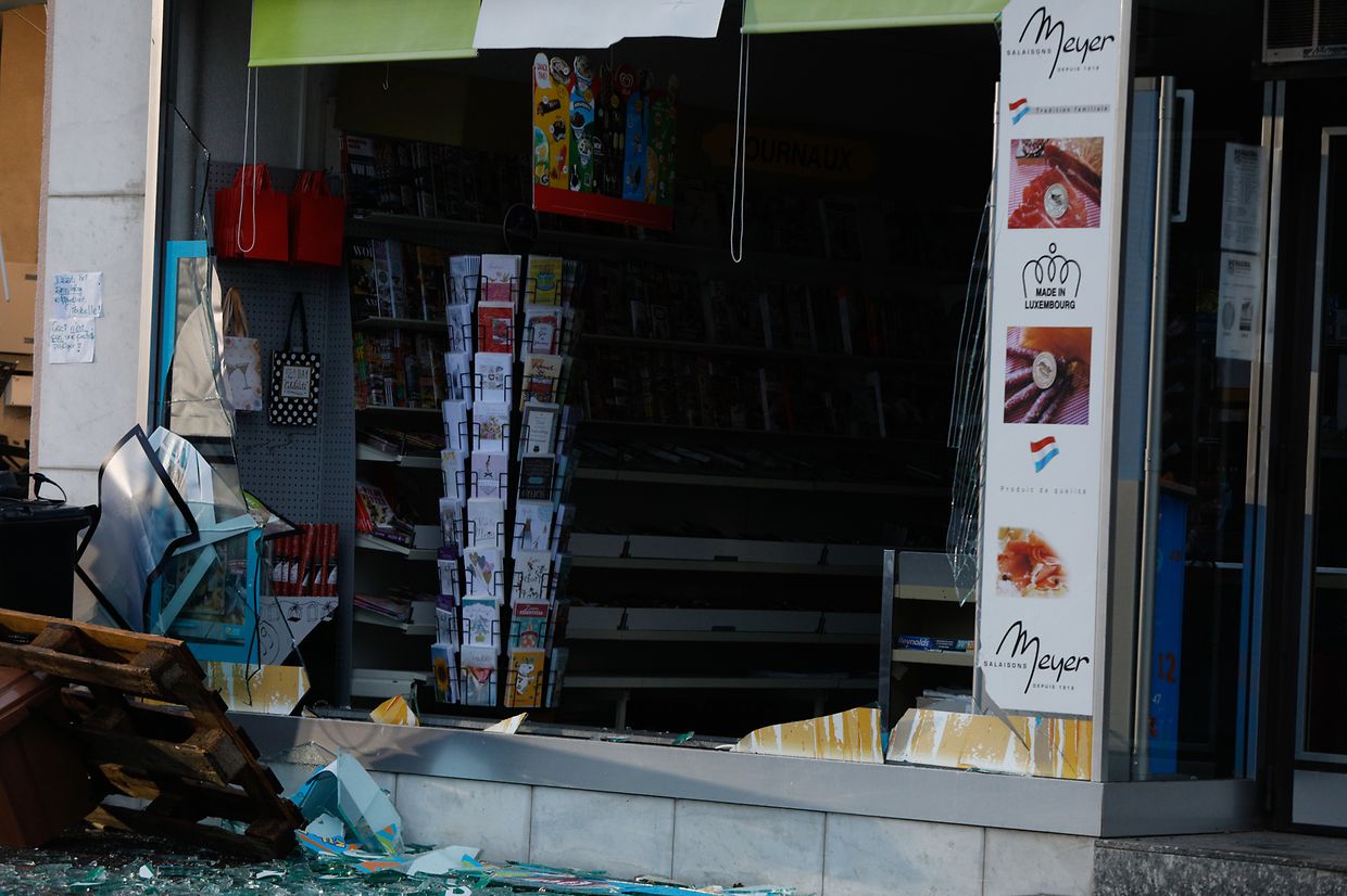 Im Laufe der Nacht wurde auf der Hauptstraße in Wormeldingen ein Geldautomat gesprengt. Das Schaufenster eines angrenzenden Kiosks wurde dabei ebenfalls zerstört.