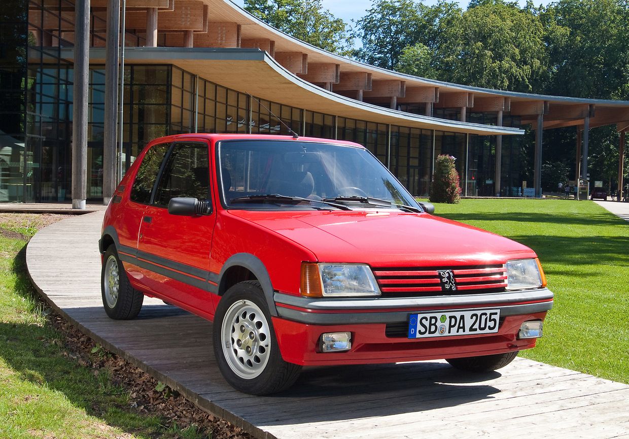Als die Sport-Version des Peugeot 205 im Jahr 1984 präsentiert wurde, zeigten die Franzosen, dass ein GTI nicht zwingend mit einem Golf verbunden werden muss. Derzeit sind gute Exemplare mehrere zehntausend Euro wert.