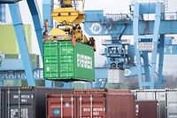ARCHIV - 30.03.2022, Rheinland-Pfalz, Mainz: Container werden an einem Container Terminal des Mainzer Hafens bewegt. Die Weltwirtschaft wird in diesem Jahr vor allem wegen des Kriegs in der Ukraine deutlich langsamer wachsen. (zu dpa «IWF senkt wegen Krieg in der Ukraine globale Wachstumsprognose») Foto: Sebastian Gollnow/dpa +++ dpa-Bildfunk +++