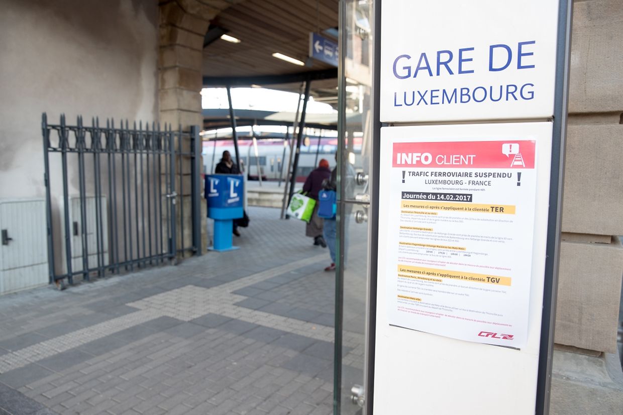 Les frontaliers tentent de trouver un moyen pour rentrer chez eux mardi soir.
