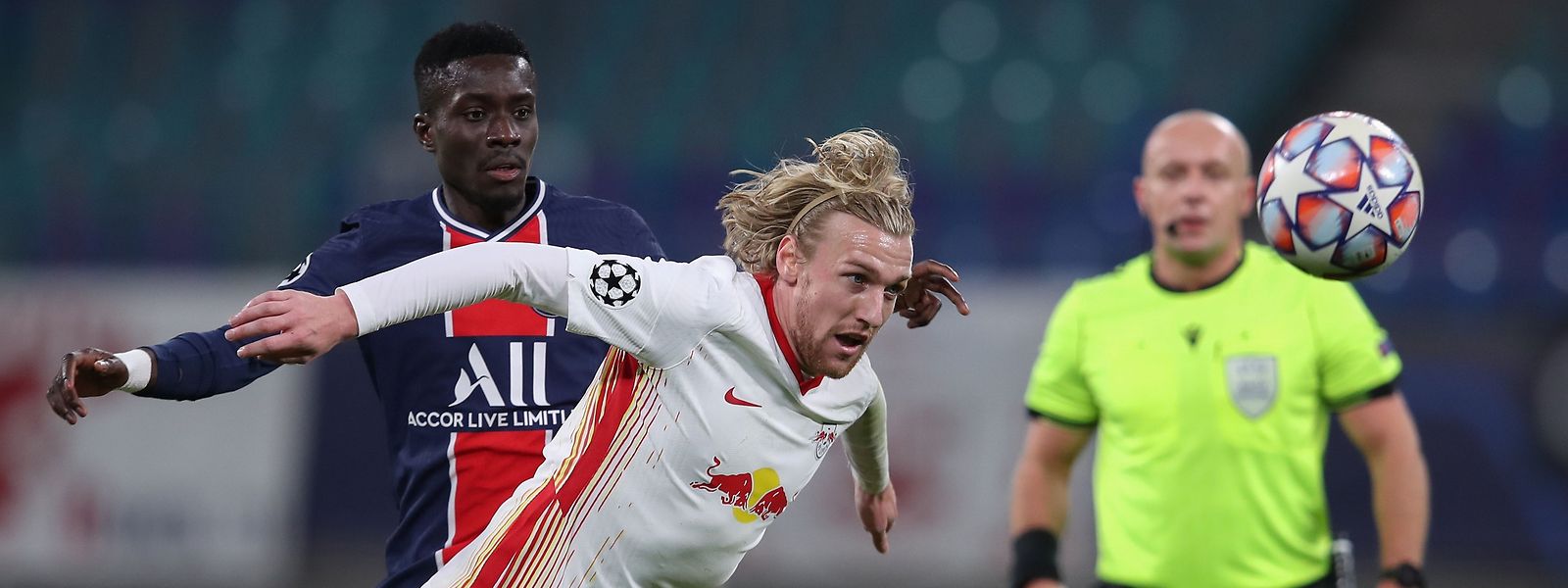 Emil Forsberg (r.) und Leipzig gewinnen mit 2:1 gegen Paris SG mit Idrissa Gueye.