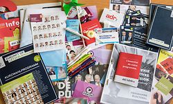 4.9. IPO / Wahlen 2018 / Gadgets und Programme der Parteien , die auf der Braderie verteilt wurden Foto:Guy Jallay