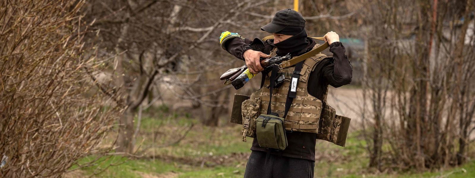 Uma guarda territorial na cidade de Barvinkove, no leste da Ucrânia.