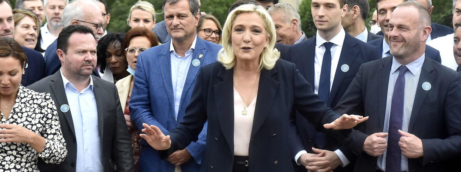 Le Pen posiert im Kreise ihrer Parteikollegen in Perpignan.