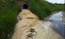 Der Abfluss aus der Deponie (links) mündet in die Kiemelbaach.