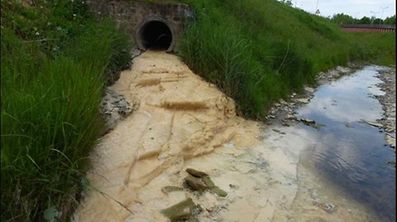 Der Abfluss aus der Deponie (links) mündet in die Kiemelbaach.