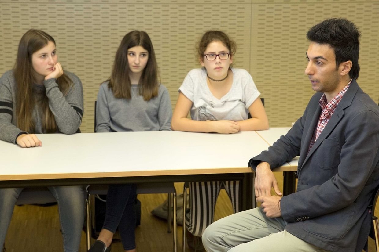 "ich bin in einem Lkw als blinder Passagier nach Luxemburg gereist."